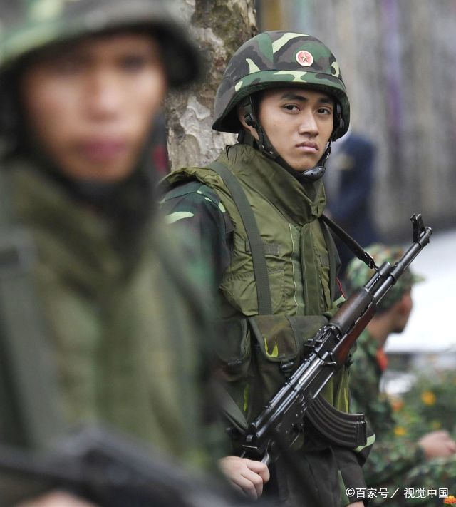 实拍越南高级别会晤期间街头,特种部队荷枪实弹,韩国公民拉横幅